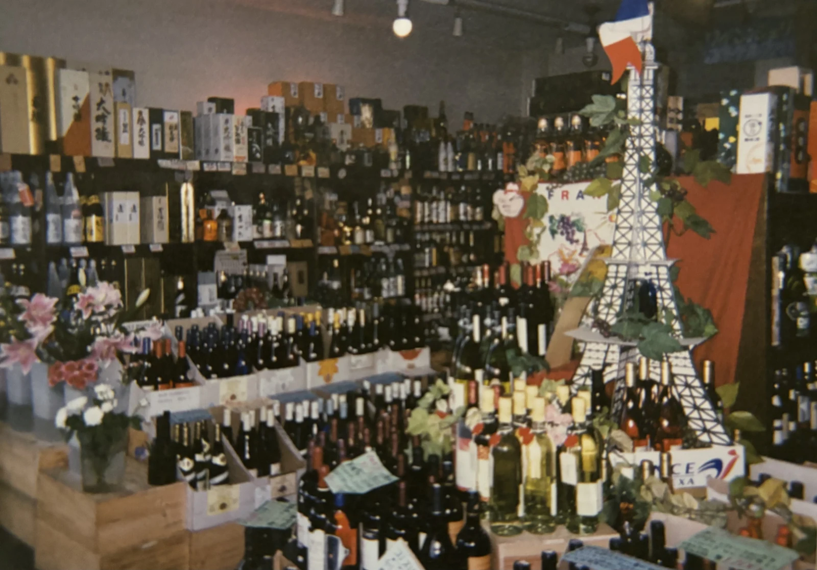 店内。フランスの棚
